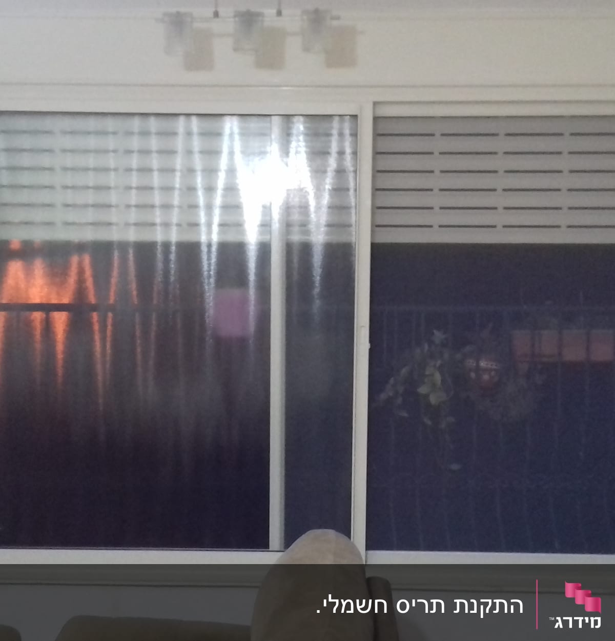 חלון אלומיניום עם תריסים סגורים